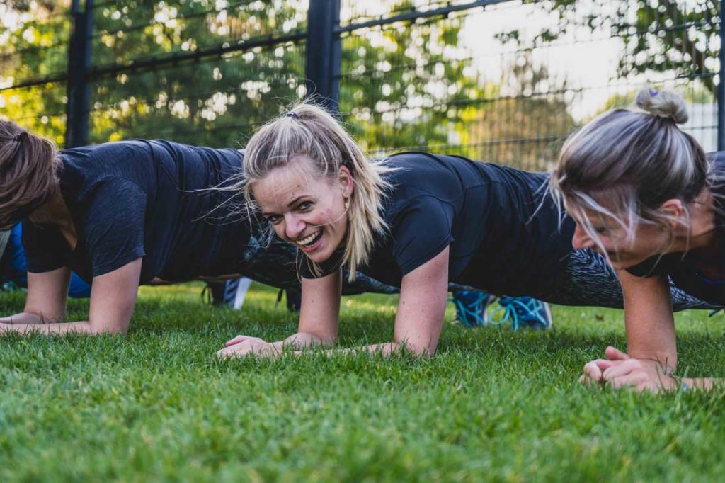 Vrouw volgt outdoor fitness les