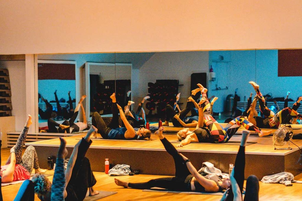 Mensen volgen een fitnessles met stretching