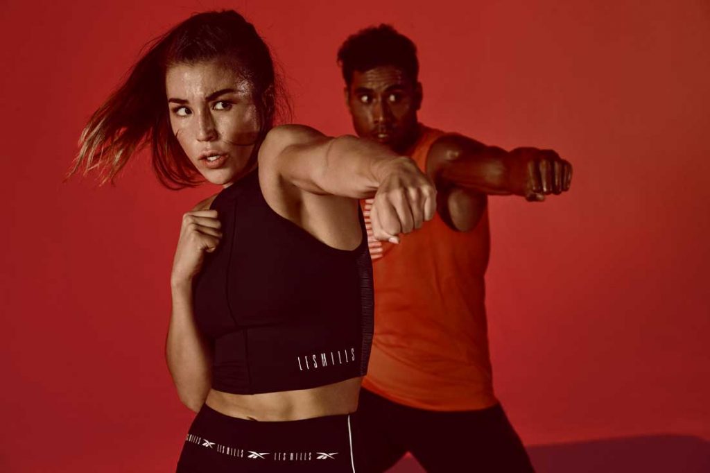 Man en vrouw sporten tijdens Combat les als onderdeel cardio workout