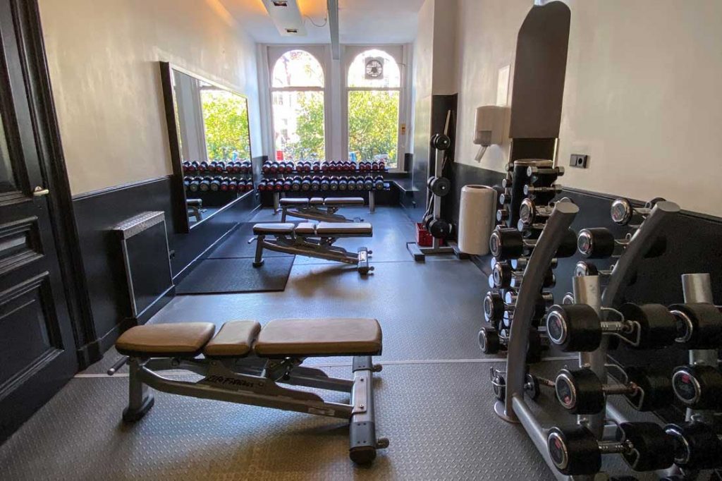 fitness ruimte met professionele apparaten