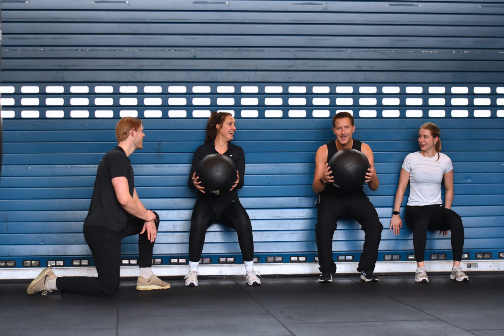 Personal trainer legt oefeningen uit